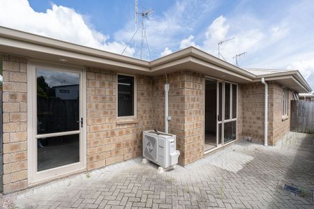 Charming 2BR Unit in Enderley! - Photo 4