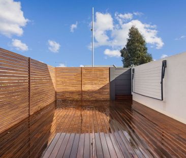 Contemporary townhouse in a great location - Photo 1
