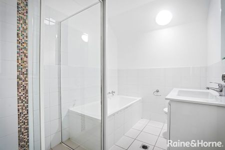 Well Presented Townhouse - Photo 5