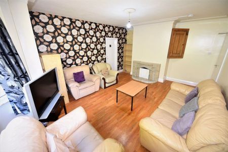 6 bedroom Flat in Otley Road, Leeds - Photo 3