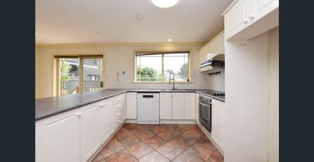 Modern Family Residence in the heart of Eastwood with low maintenance - Photo 4