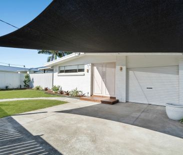 Spacious Four/Five Bedroom Home with Pool in Prime Palm Beach Location - Photo 4