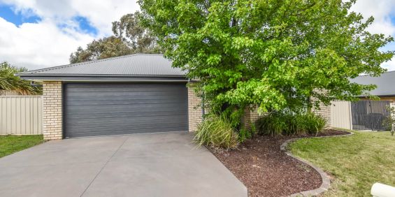 Convenient Family Home - Photo 3