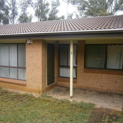 Comfortable Three Bedroom Townhouse - Photo 1