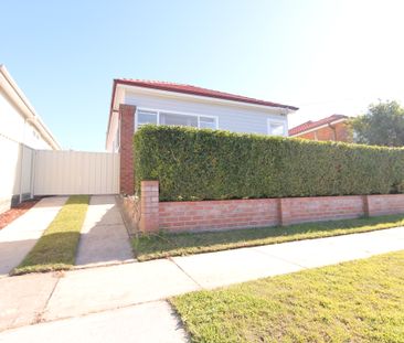 Beautiful Modern Home - Photo 2