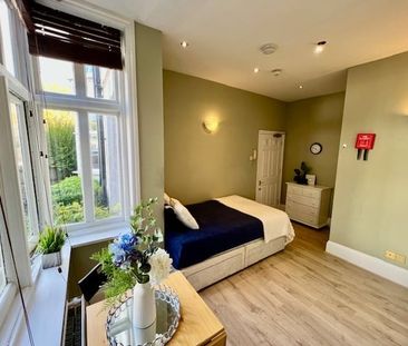 Studio Flat, Stile Hall Gardens, W4 - Photo 3
