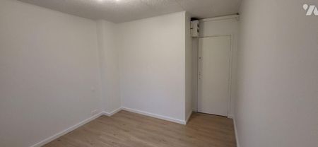 Maison individuelle sur sous-sol complet: Entrée, séjour donnant sur cuisine équipée et balcon... - Photo 2