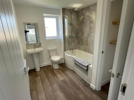 3 bedroom end of terrace house to rent - Photo 3