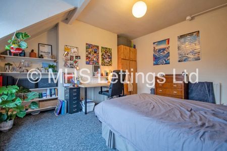 6 Bedroom Mid Terraced House for rent in Regent Park Avenue - Photo 5