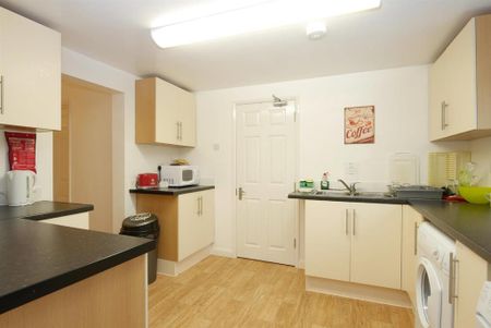 1 bedroom in a house share to rent - Photo 5