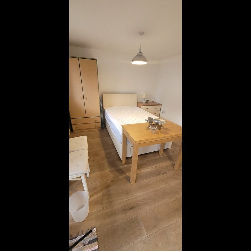 Room in a Shared House, Woodland Drive, BN3 - Photo 1