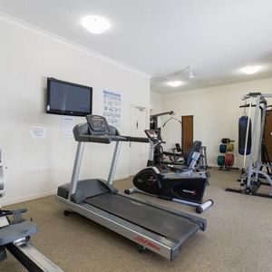 Top Floor 2 Bed 2 Bath Furnished Apartment! - Photo 2