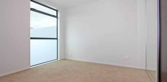 Spotless 4 bedroom! - Photo 2