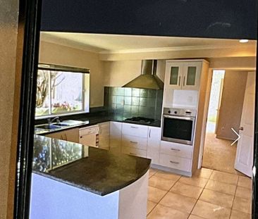 Spacious 5BR Family Home in East Tamaki! - Photo 5