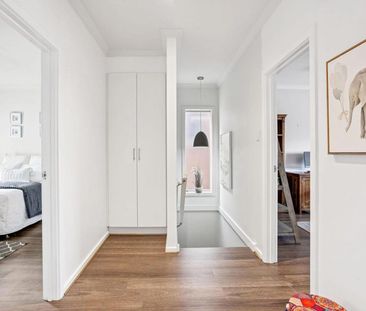 WELL PRESENTED THREE BEDROOM TOWNHOUSE - Photo 2