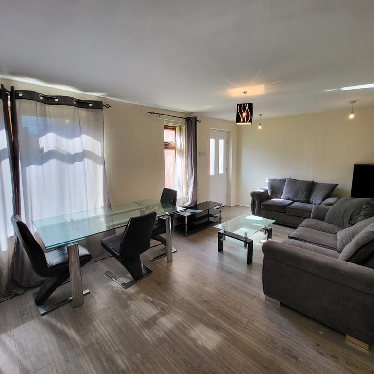 4 bedroom semi-detached house to rent - Photo 1