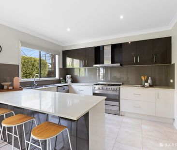 Stylish Family Living with Space and Comfort - Photo 2