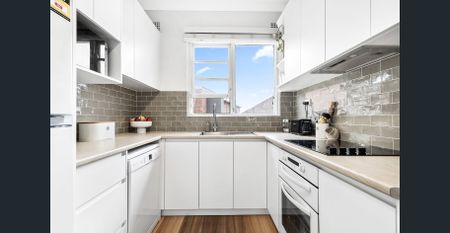 Light filled boutique apartment in secure block - Photo 3