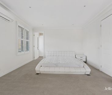 Prestigious Family Residence with Exceptional Space & Luxury Finishes - Photo 6