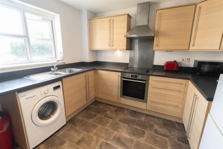 2 bedroom ground floor flat to rent - Photo 2