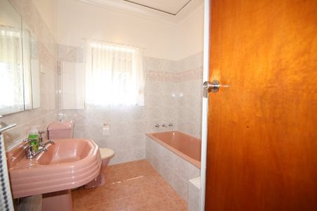 Three Bedroom Family Home - Photo 2