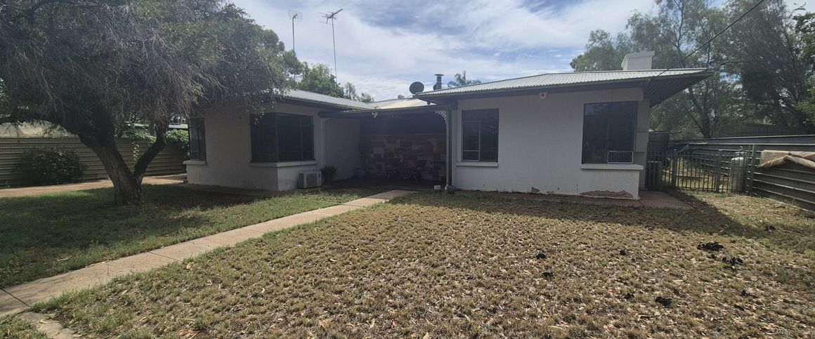 3 BEDROOM, 1 BATHROOM HOUSE IN BRAITLING WITH LARGE BACKYARD - Photo 1