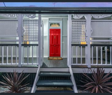 FABULOUS CHARACTER HOME IN CENTRAL SPRING HILL LOCATION WITH INGROU... - Photo 5