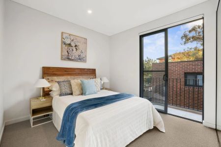 Designer Home in Top Location with Rear Lane Access - Photo 4