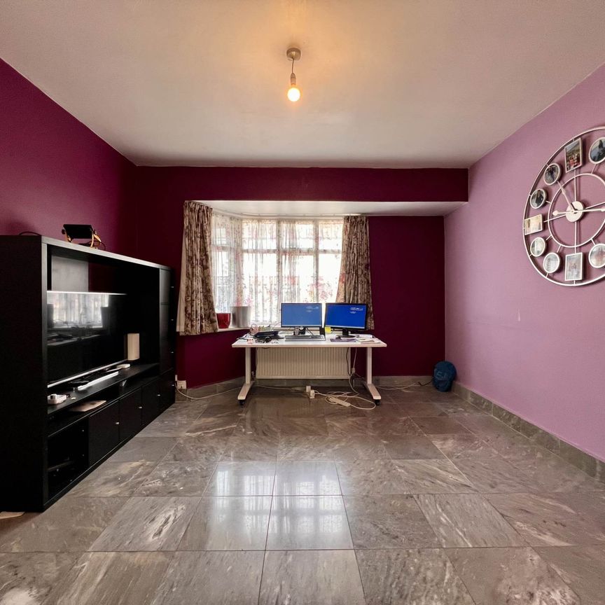 Guide Price £2,400 pcm - Available Now - Unfurnished - Photo 1