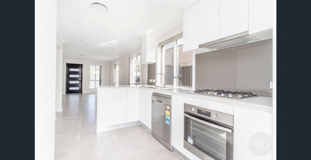 Modern 4 bedroom townhouse with ducted air conditioning - Photo 1