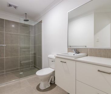 Modern Townhouse in boutique complex - Photo 4