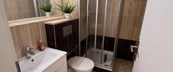 Möbliertes Apartment mit Terrasse und Tiefgaragenplatz - Foto 1