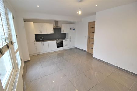 Audley Road, Chippenham, SN14 - Photo 2