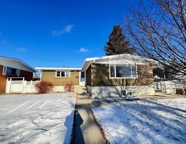 Fabulous location- 3 bedroom Main floor for rent | Calgary - Photo 1