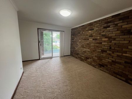 Central East Tamworth location stone throw to the CBD - Photo 5