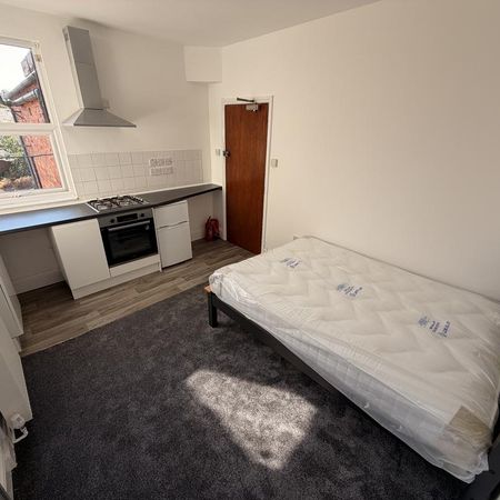 1 bedroom in a house share to rent - Photo 3