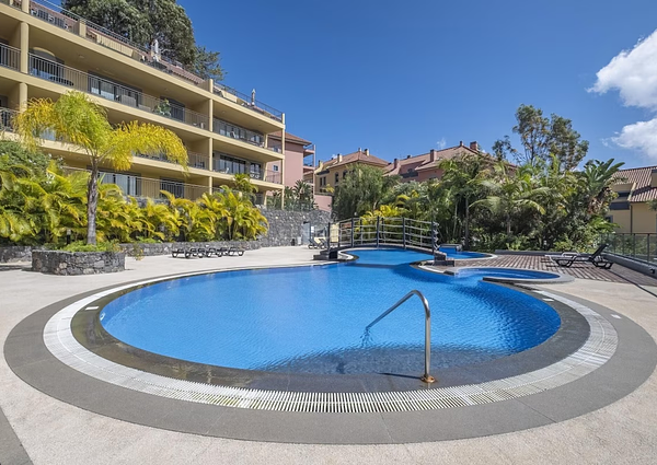 Apartamento T4 Mobilado e equipado em Condomínio Living Funchal, com piscina e ginásio.