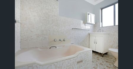 BRIGHT, SUN FILLED ONE BEDROOM UNIT - Photo 3