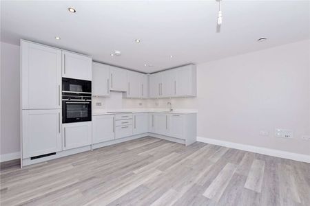 A beautifully present one bedroom first floor apartment, located off the High Street and with one allocated parking space. - Photo 4