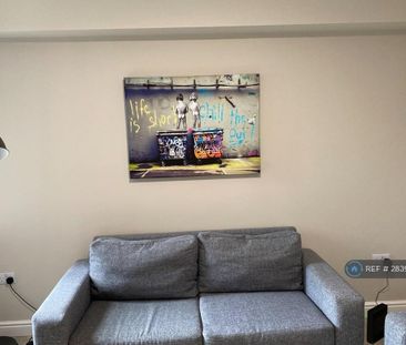 1 bedroom in a house share to rent - Photo 2