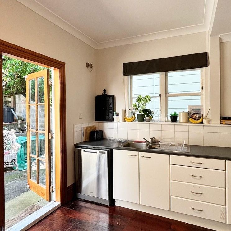 B/4 Rixon Grove, Mount Victoria - Photo 1