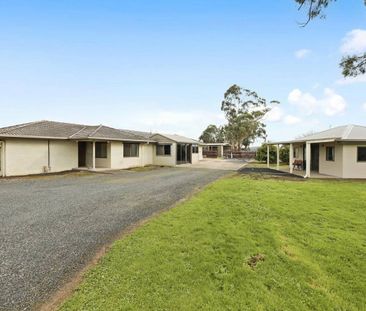 5 Bedroom, 2 Living areas - 850 metres Railway Station - Photo 1