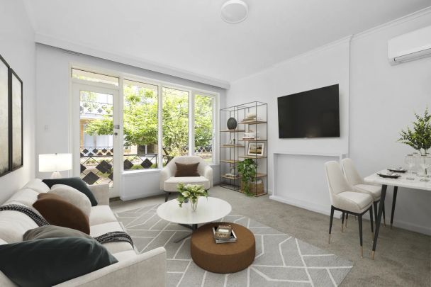 Sunlit and Spacious Ground-Floor Gem in a Leafy Elwood Locale - Photo 1