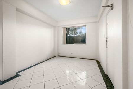 BEAUTIFUL 2 BEDROOM 1 BATHROOM UNIT WITH CAR SPACE - Photo 3