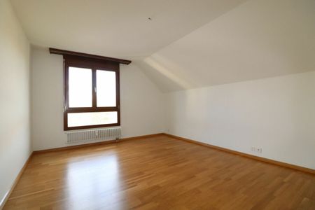 Nähe Kronenplatz und Schloss Binningen - grosszügige 4-Zimmer-Maisonette-Dachwohnung mit Cheminée - Photo 2