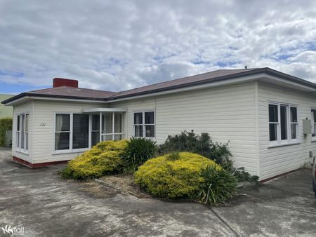 Spacious Three-Bedroom Home in Prime Location - Photo 2