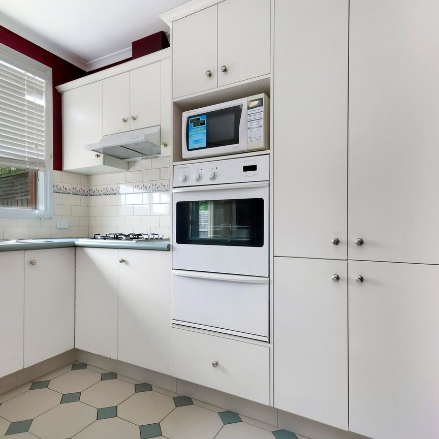 Spacious Three Bedroom Town House! - Photo 1
