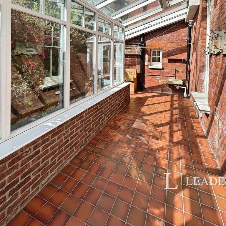 5 bedroom detached house to rent - Photo 1