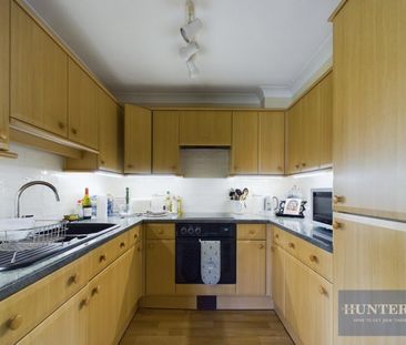 3 bedroom Flat To Let - Photo 3