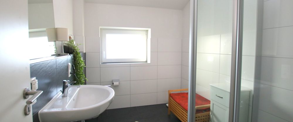 Neuwertige OG-Wohnung mit Balkon und Carportstellplatz in ruhiger Wohnlage in Bad Zw'ahn - Specken - Photo 1